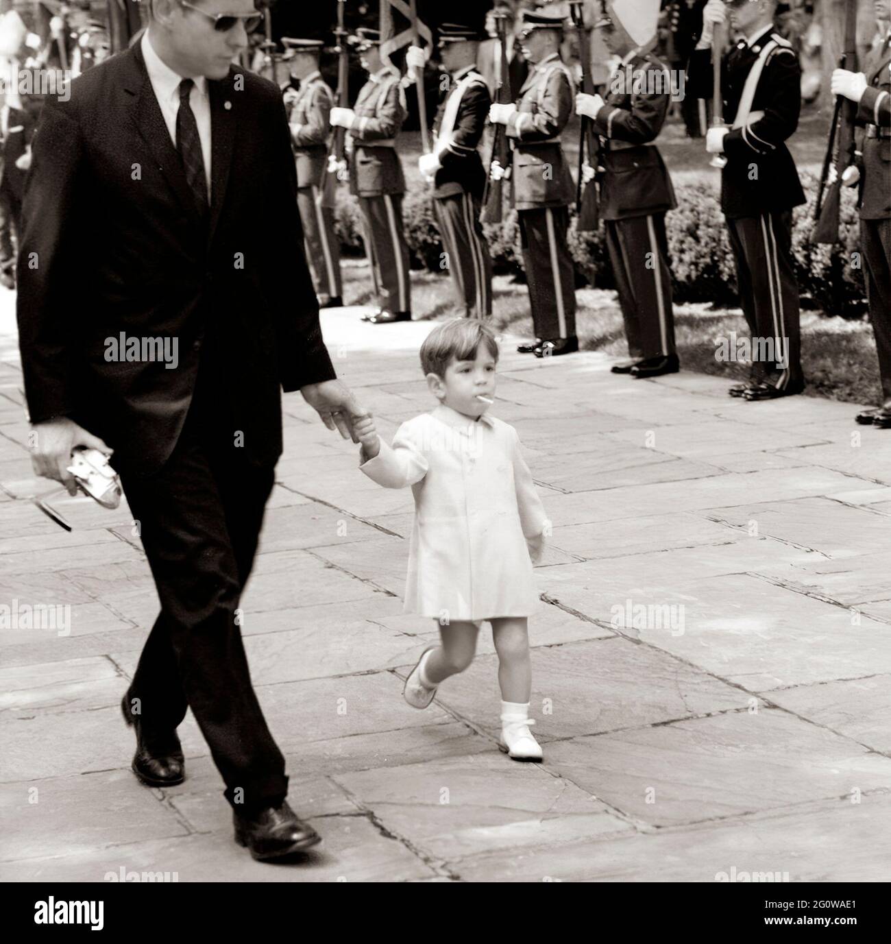 ST-C194-7-63 30 maggio 1963 cerimonia del Memorial Day al Cimitero Nazionale di Arlington, 10:50. Si prega di credito 'Cecil Stoughton. Fotografie della Casa Bianca. John F. Kennedy Presidential Library and Museum, Boston' Foto Stock