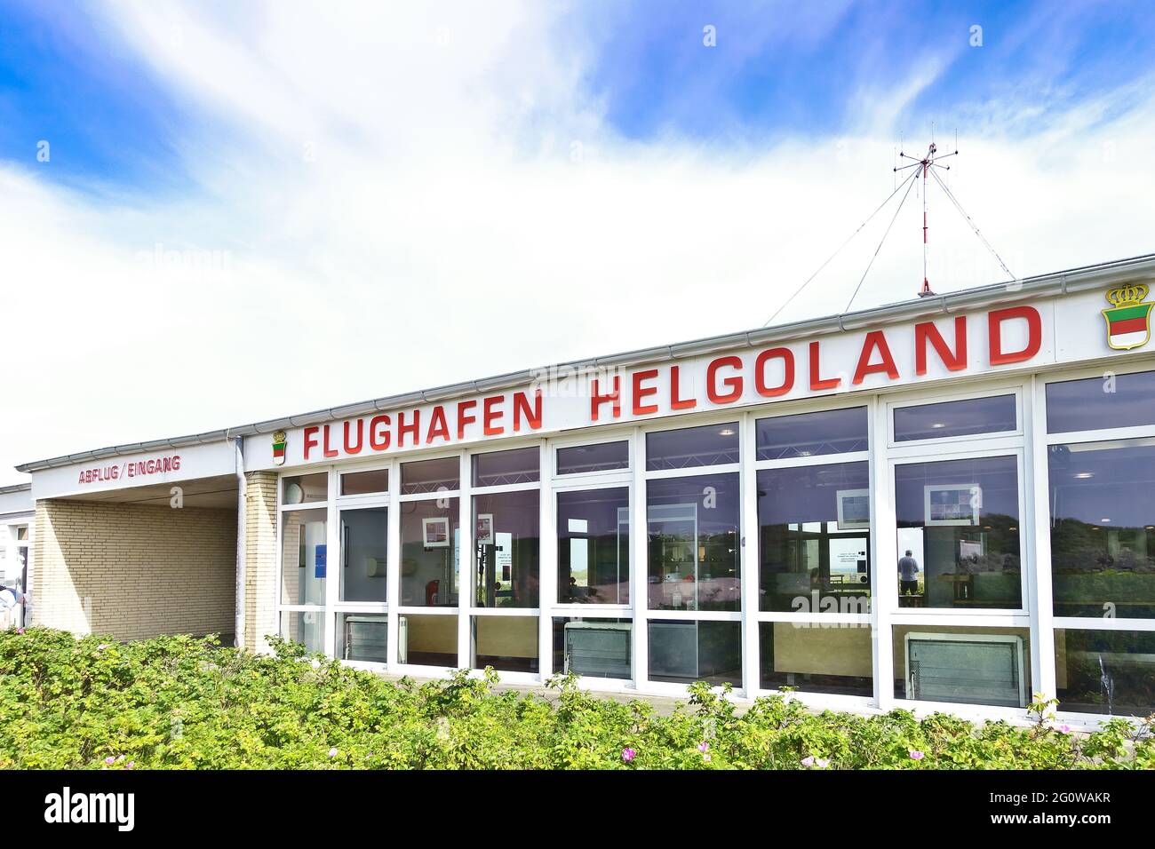 HELGOLAND, HELIGOLAND, GERMANIA - 25 LUGLIO 2019: Il piccolo aeroporto costruito sulla duna di Helgoland in estate. Foto Stock