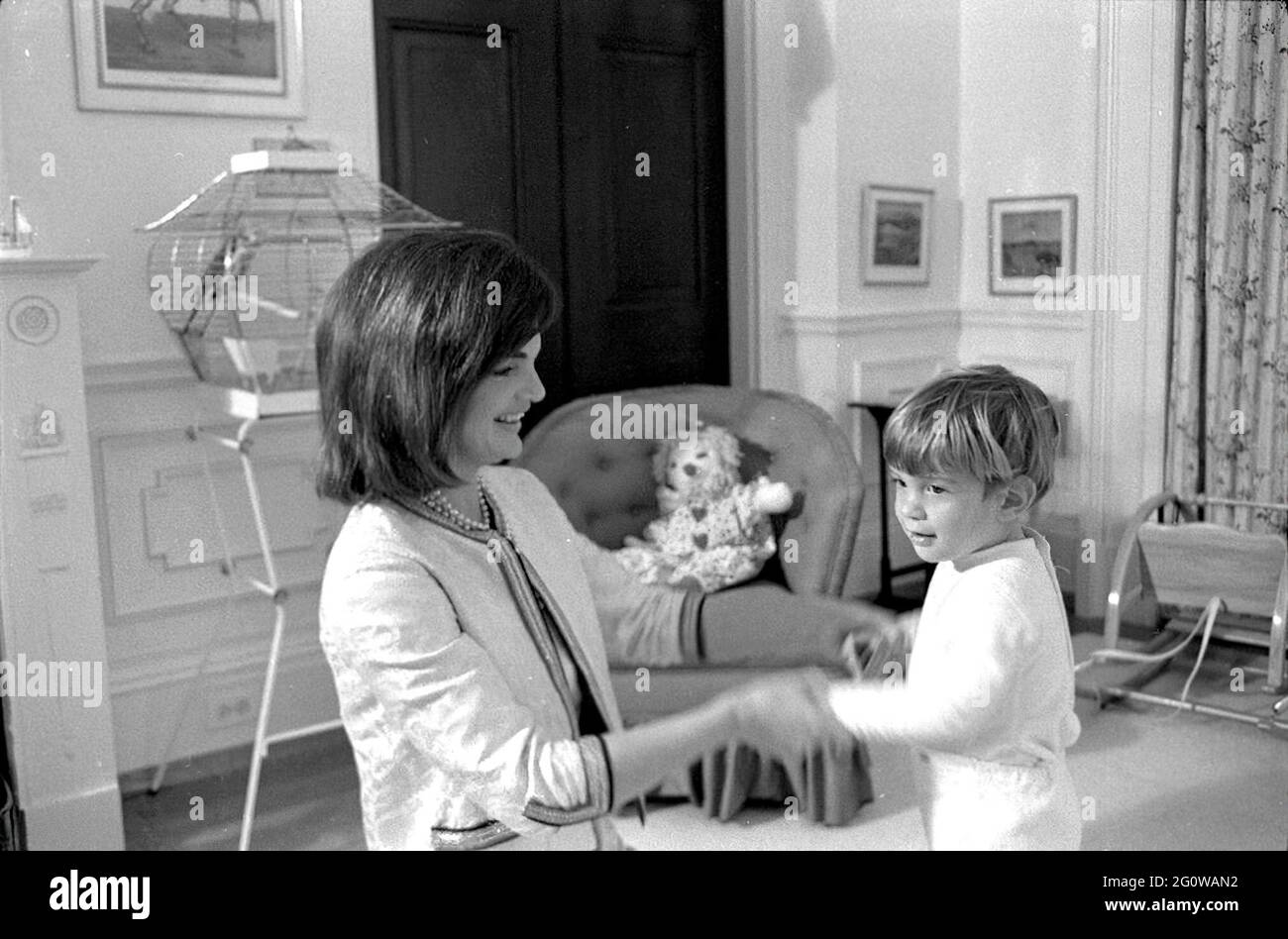 27 novembre 1962 First Lady Jacqueline Kennedy gioca con suo figlio John F. Kennedy, Jr. Nel vivaio della Casa Bianca. Washington, D.C. Foto Stock