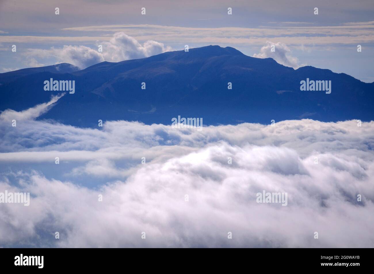 Nebbia in fondo alla valle della Cerdanya, vista dal circo Engorgs. Sullo sfondo, la cima Tosa d'Alp, Cerdanya, Catalogna, Spagna, Pirenei Foto Stock