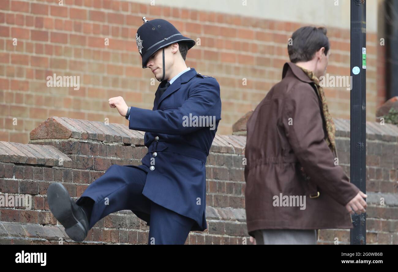 Harry Styles sul set dell'ultimo film di Michael GrandageÕs il mio poliziotto. Il film è stato adattato dall'acclamato libro di Bethan Roberts ed è ambientato nella città balneare di Brighton, in Inghilterra, durante il 1950Õs e le stelle Harry Styles, Emma Corrin e David Dawson. Foto di JAMES BOARDMAN Foto Stock