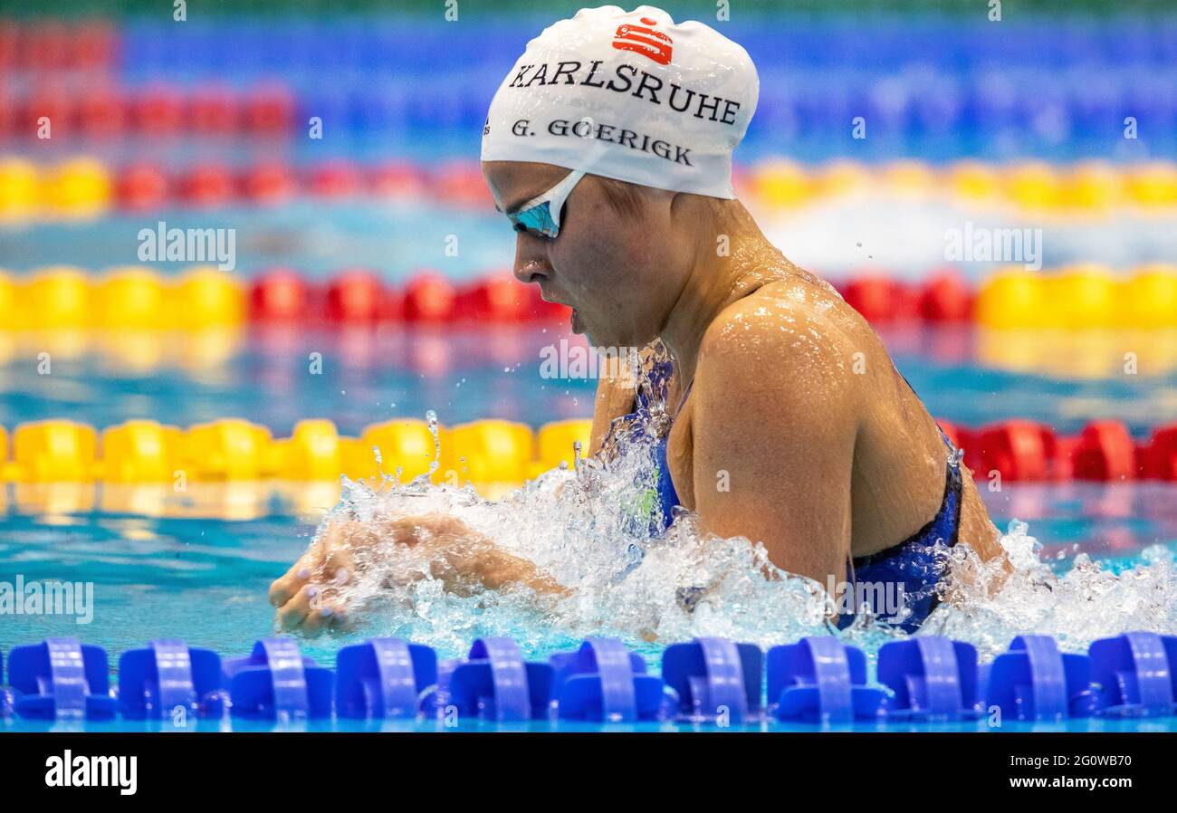 Berlino, Germania. 03 giugno 2021. Nuoto: Campionato tedesco, decisione, 400 m medley, donne, nuoto e diving hall in Europa-Sportpark Berlino. Giulia Goerigk della SGR Karlsruhe lotta per la vittoria. Credit: Andreas Gora/dpa/Alamy Live News Foto Stock