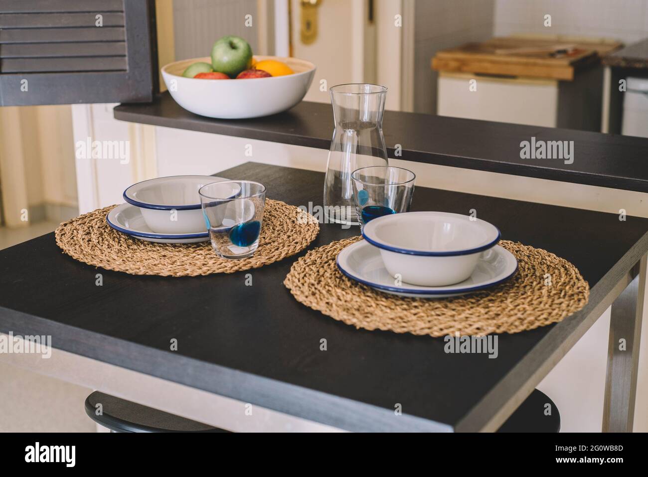 piccolo appartamento cucina tavolo pronto per la colazione Foto Stock