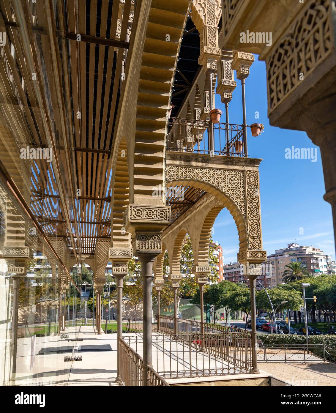 Riflessi di vetro di questi archi architettonici classici Foto Stock