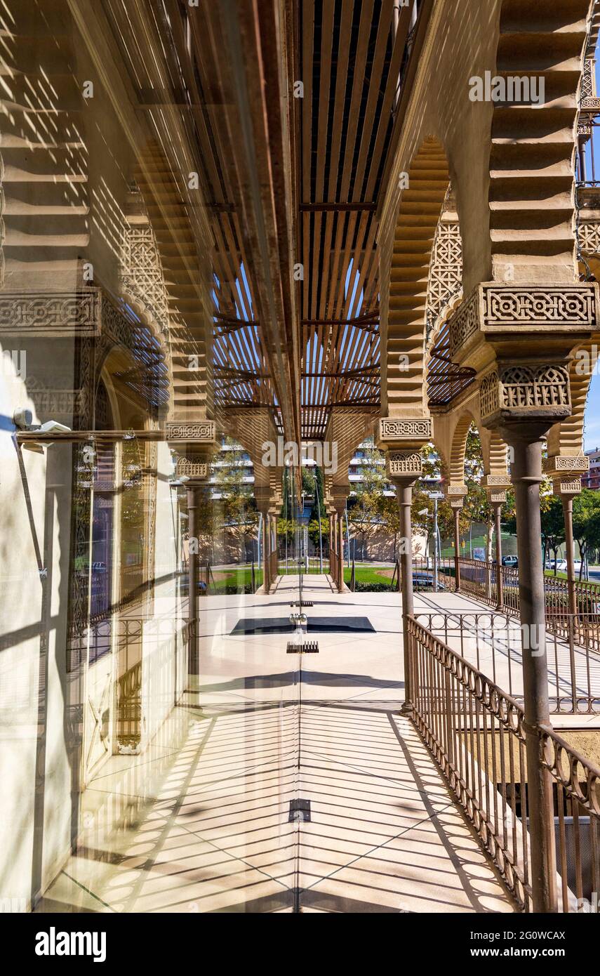 Riflessi di vetro di questi archi architettonici classici Foto Stock