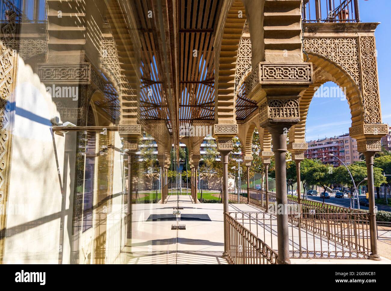 Riflessi di vetro di questi archi architettonici classici Foto Stock