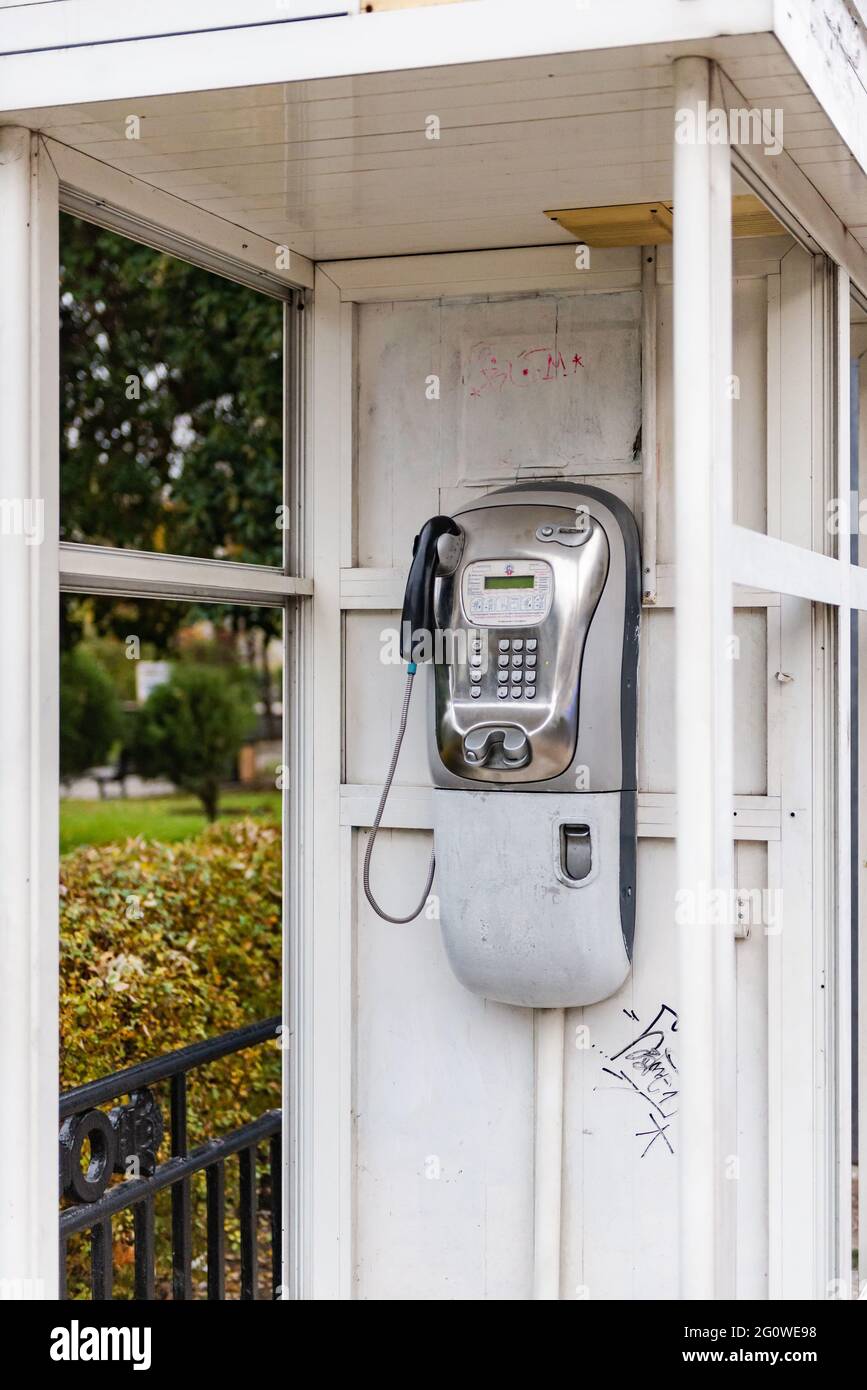 Ci sono ancora telefoni a pagamento in città. Nel vecchio stand bianco presso la piazza di Sevastopol c'è un vecchio telefono a pagamento. Foto Stock