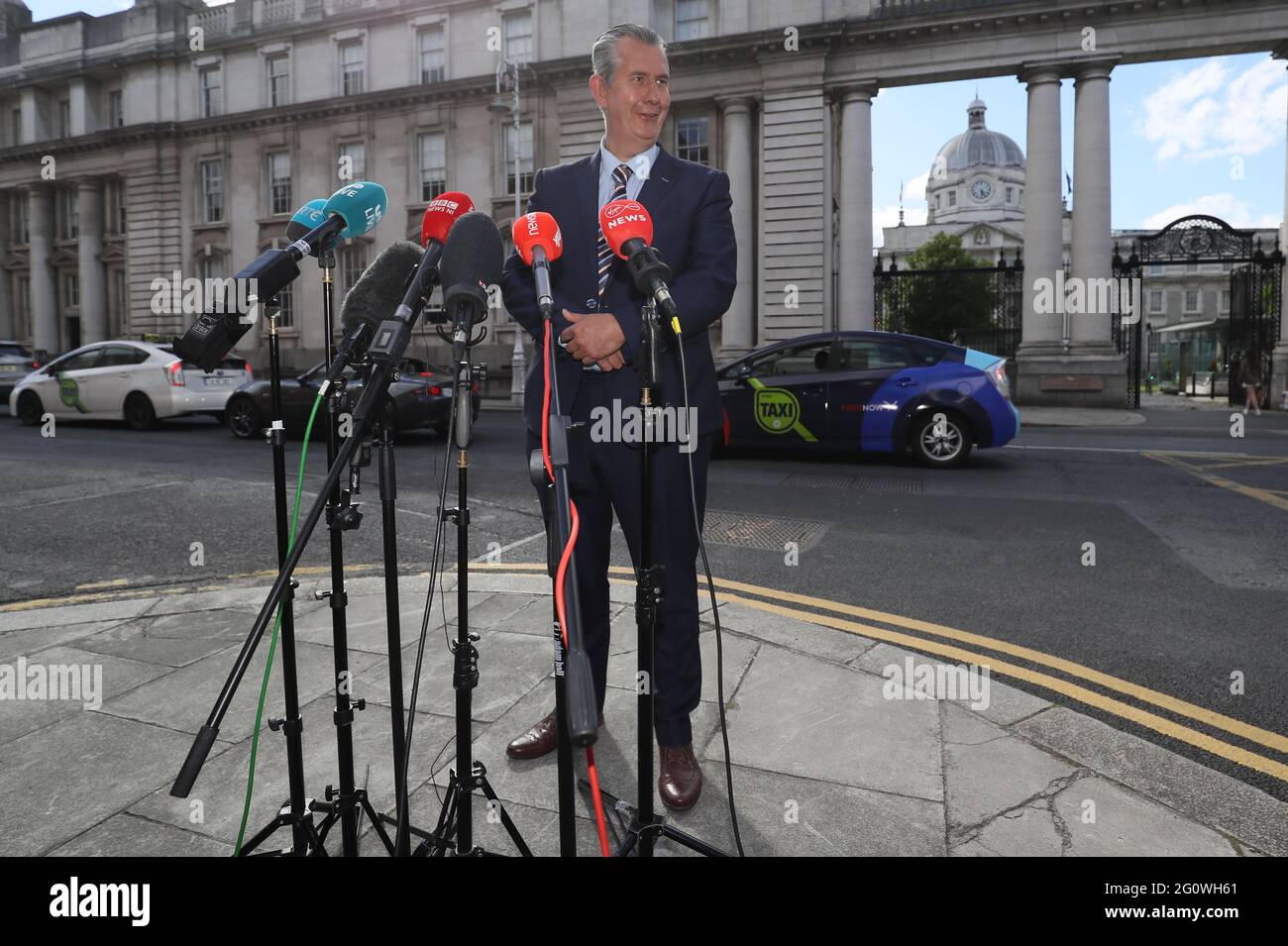 Il leader del DUP Edwin Poots parla ai media quando arriva a Government Buildings, Dublino, prima del suo incontro con Taoiseach Micheal Martin. Data immagine: Giovedì 3 giugno 2021. Foto Stock