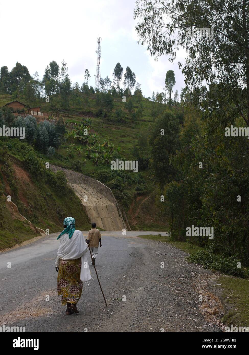 Antenna relè telefono cellulare su una collina in Ruanda Foto Stock