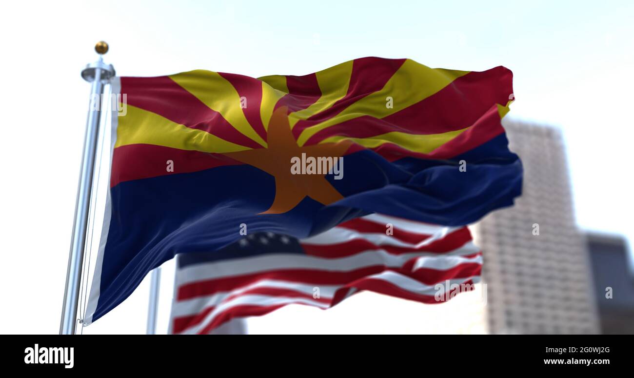 Le bandiere dello stato dell'Arizona e degli Stati Uniti sventolano nel vento. Democrazia e indipendenza. Stato americano. Animazione 3D senza interruzioni Foto Stock