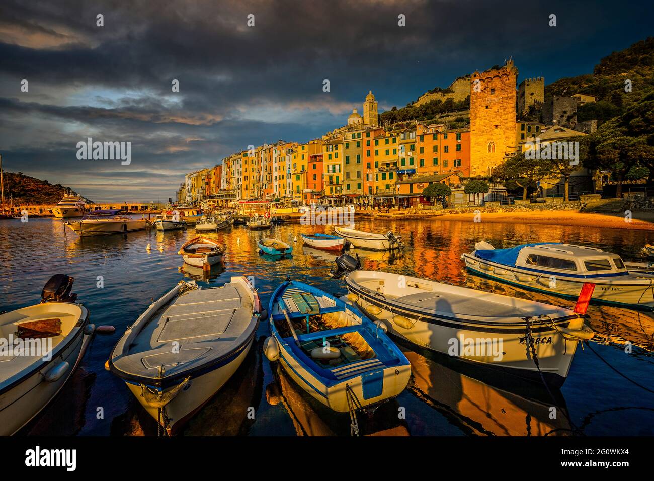 Italia Liguria Portovenere - il villaggio e le barche Foto Stock