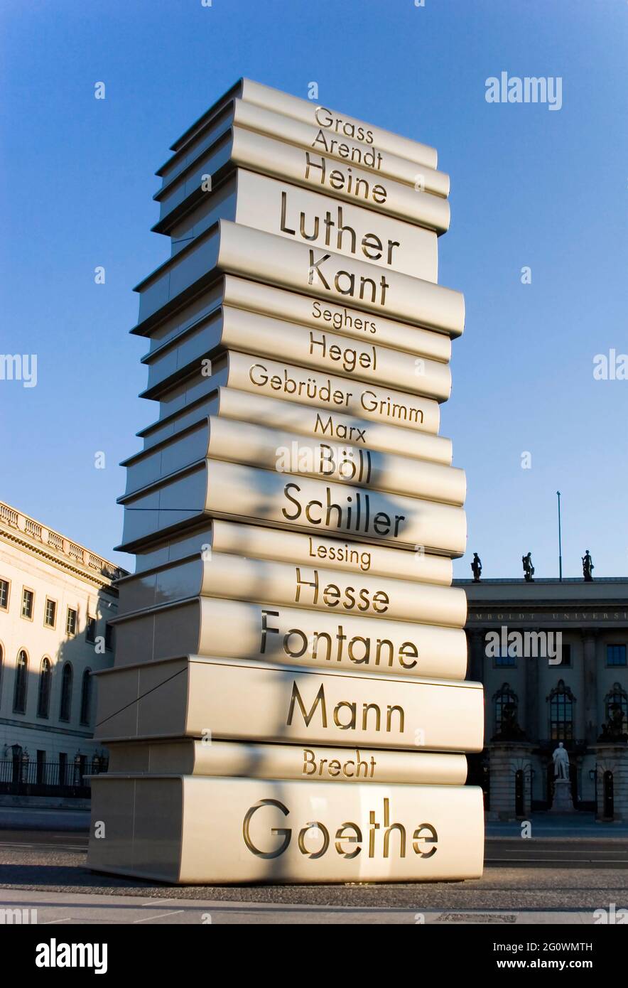 Libri di plastica a Berlino Mitte con l'Università Humboldt in background, Berlino, Germania Foto Stock