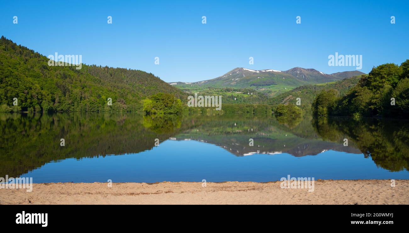 Lago di Chambon nel Parco Naturale Regionale dei Vulcani d'Alvernia. Mattina. Puy-de-Dome, Auvergne, Francia. Bella natura sfondo Foto Stock