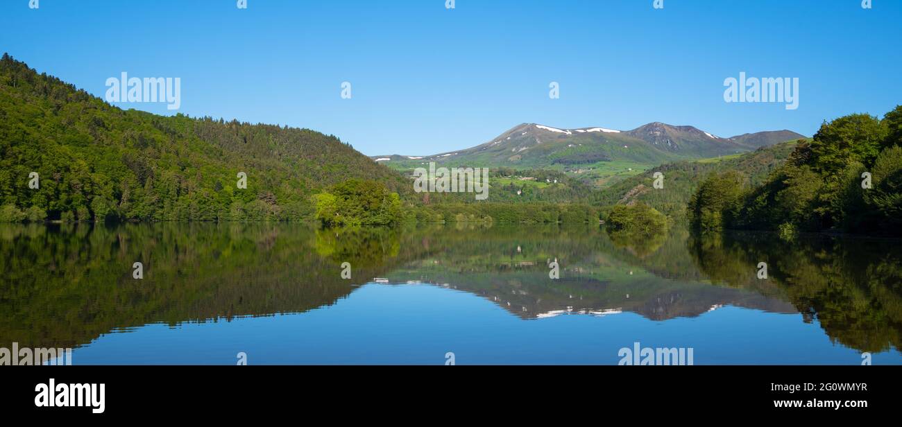 Lago di Chambon nel Parco Naturale Regionale dei Vulcani d'Alvernia. Mattina. Puy-de-Dome, Auvergne, Francia. Bella natura sfondo Foto Stock