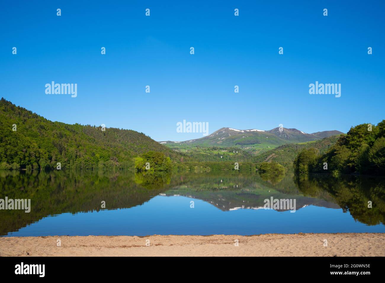 Lago di Chambon nel Parco Naturale Regionale dei Vulcani d'Alvernia. Mattina. Puy-de-Dome, Auvergne, Francia. Bella natura sfondo Foto Stock