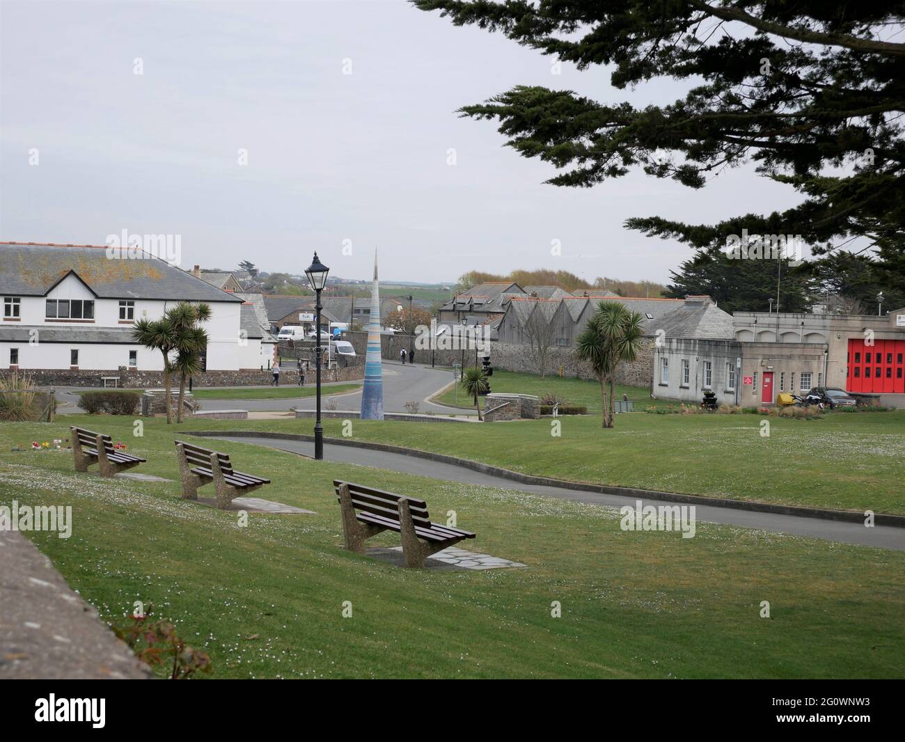 Vista della luce di Bude. Eretto per segnare il millennio e ricordo Sir Goldsworthy Gurney che inventò la luce di Bude nel 1839. Foto Stock