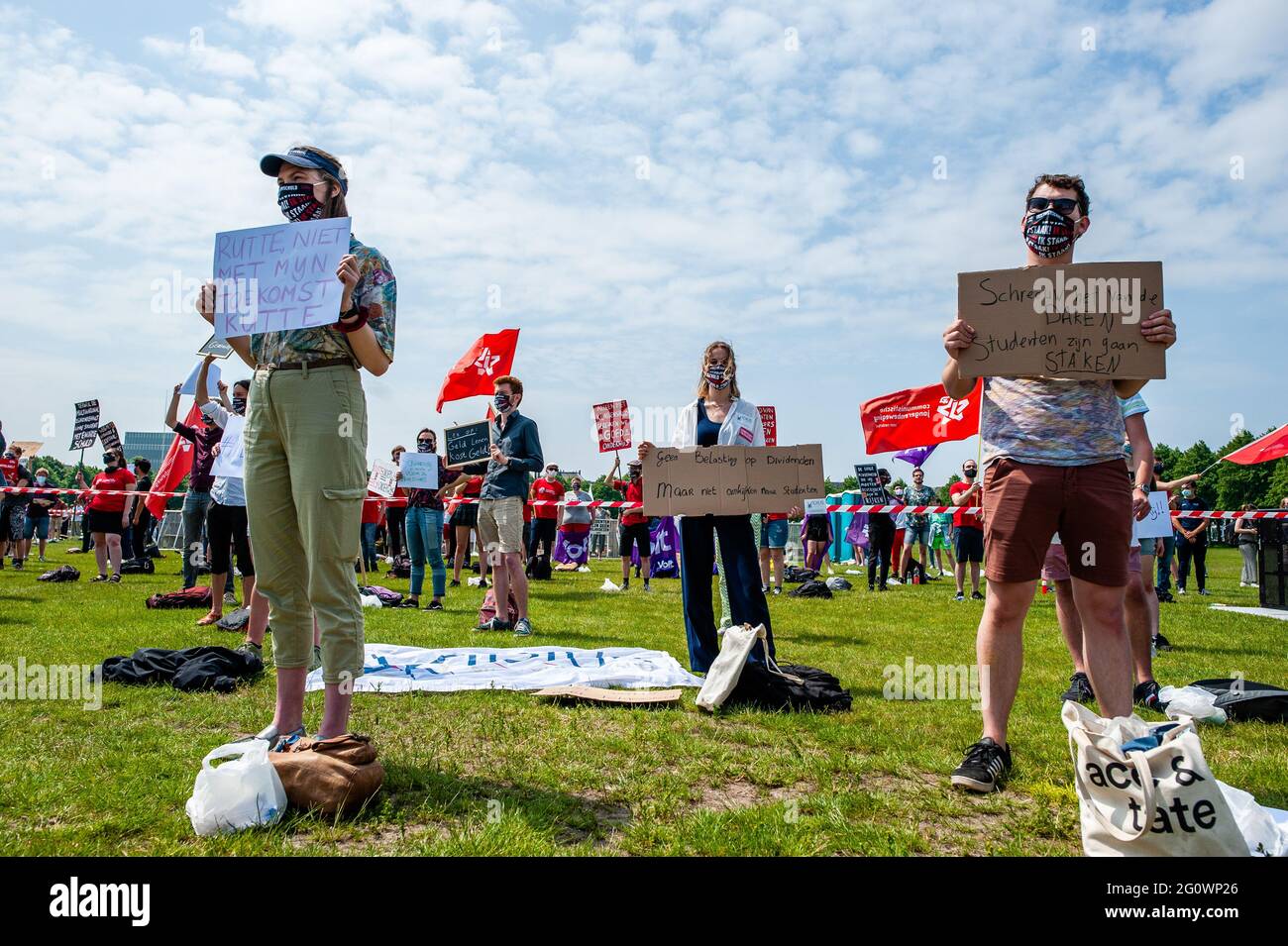 L'Aia, Paesi Bassi. 03 giugno 2021. Durante la dimostrazione sono stati visti diversi studenti che detengono cartelli contro il sistema di prestito degli studenti. I sindacati degli studenti LSVb (Landelijke Studentenvakbond significa Unione nazionale degli studenti) e FNV (Federatie Nederlandse VAKBEWEGING significa Federazione dei sindacati olandesi) Giovani e Uniti hanno organizzato uno sciopero studentesco a livello nazionale al Malieveld, all'Aia, dove migliaia di studenti si sono riuniti per chiedere la fine del sistema dei prestiti, una sovvenzione di base senza debito e un risarcimento per tutti gli anni che hanno dovuto prendere in prestito. Credit: SOPA Images Limited/Alamy Live News Foto Stock