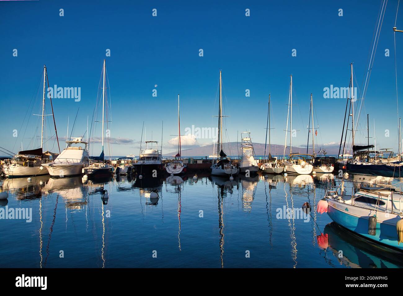 Lunare di mattina presto al porto di Lahaina con Lanai in lontananza. Foto Stock