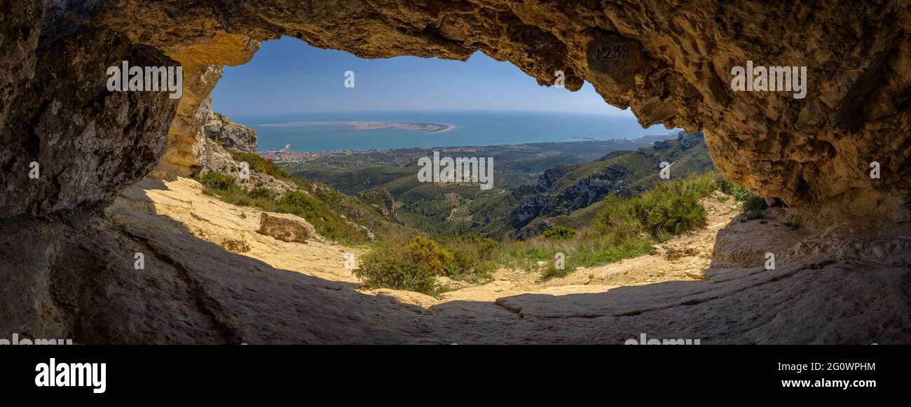 Vista della Punta de la Banya del delta dell'Ebro, vista dalla grotta Foradada, nella catena Serra de Montsià (Tarragona, Catalogna, Spagna) Foto Stock