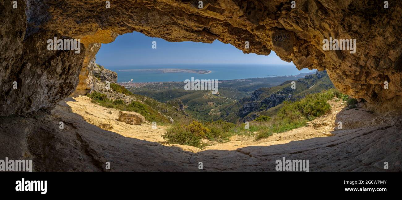 Vista della Punta de la Banya del delta dell'Ebro, vista dalla grotta Foradada, nella catena Serra de Montsià (Tarragona, Catalogna, Spagna) Foto Stock