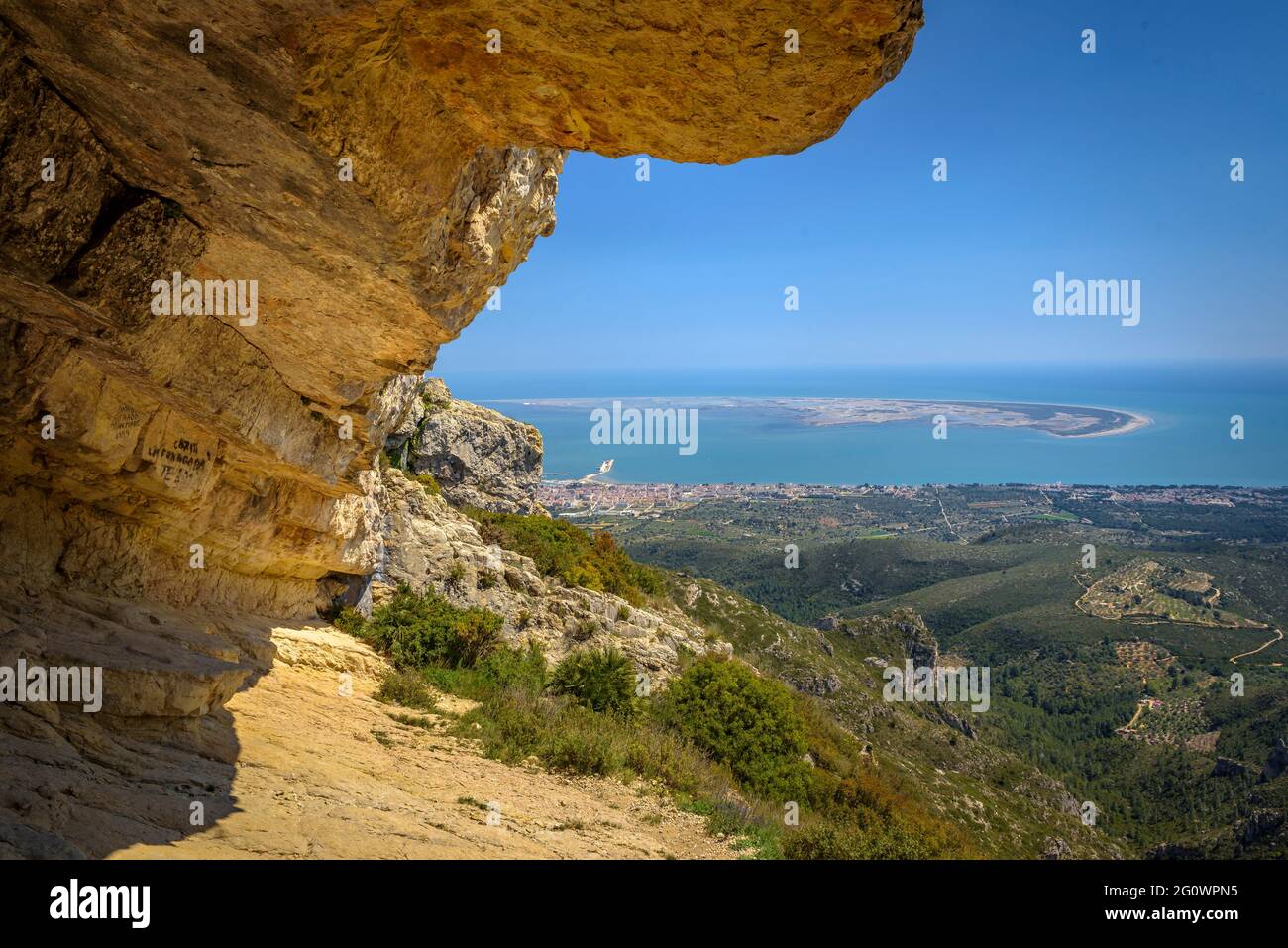 Vista della Punta de la Banya del delta dell'Ebro, vista dalla grotta Foradada, nella catena Serra de Montsià (Tarragona, Catalogna, Spagna) Foto Stock