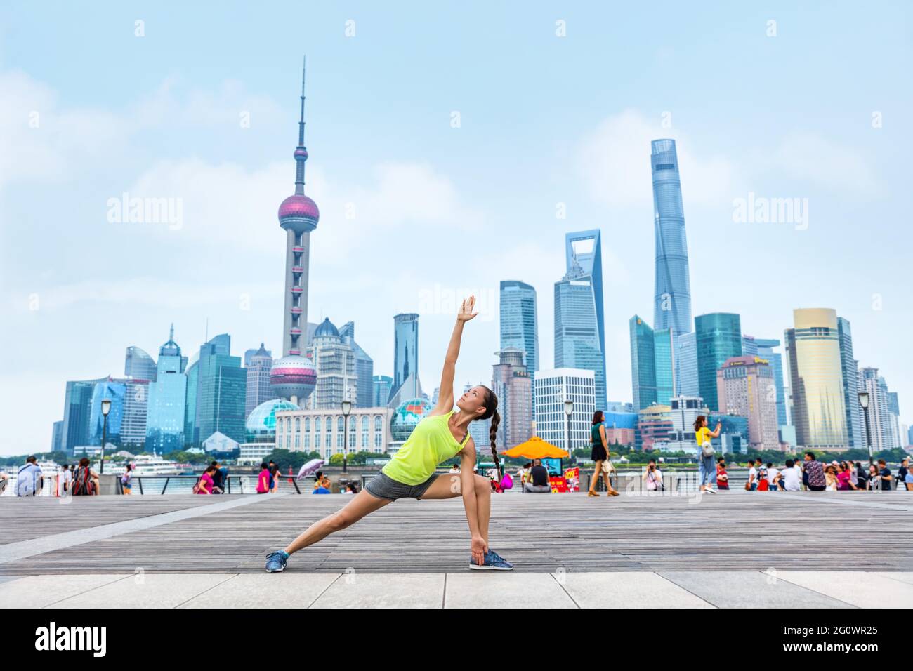 Città attiva stile di vita sana fitness donna yoga Foto Stock