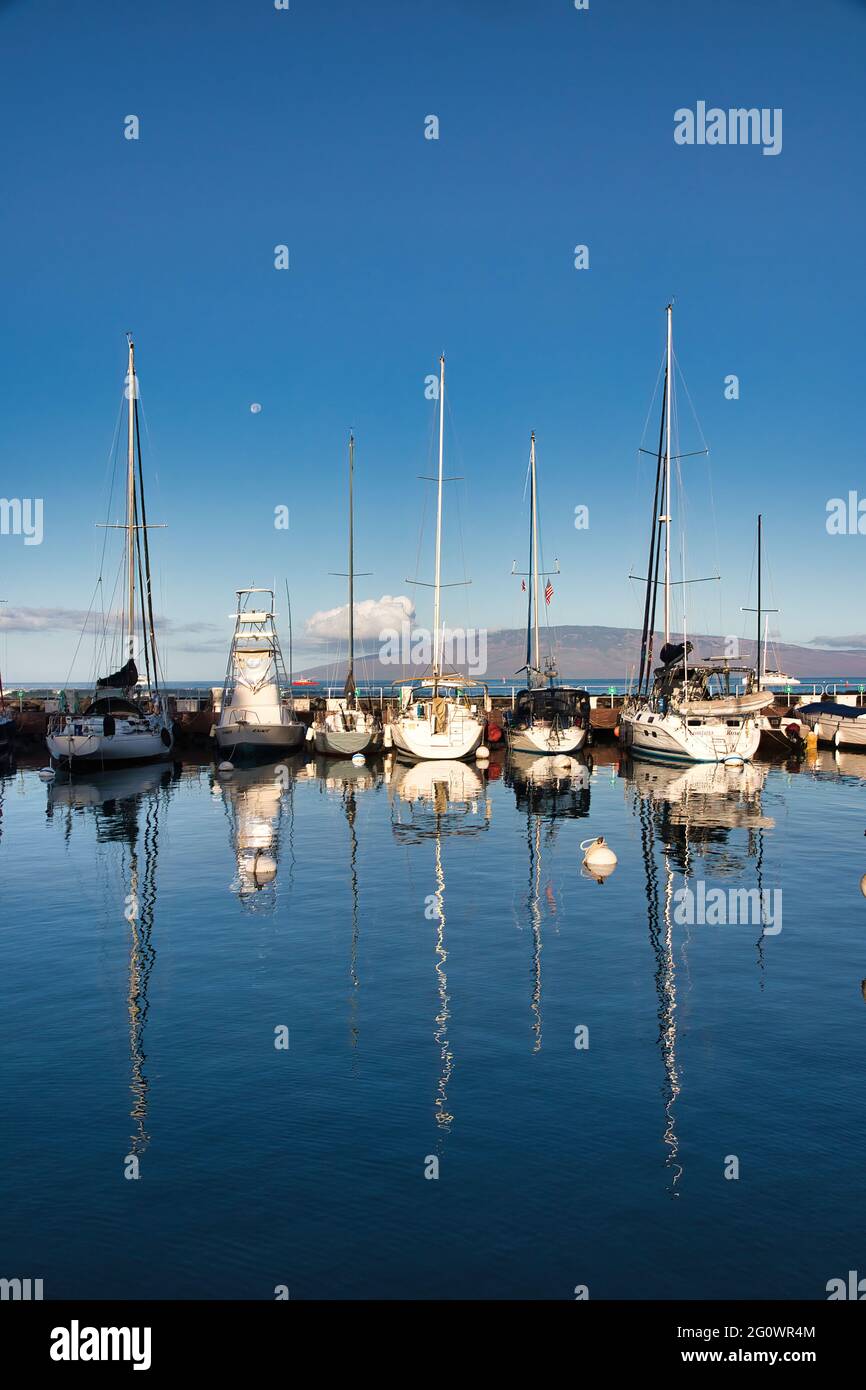 Lunare di mattina presto al porto di Lahaina con Lanai in lontananza. Foto Stock