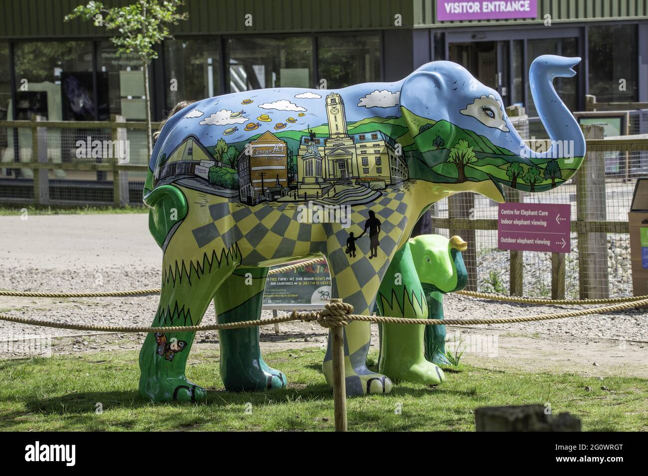 LUTON, REGNO UNITO - 02 giugno 2021: L'unità dell'elefante e la arachidi allo zoo di Whipsnade. Questi fanno parte del Big Trunk Trail. Foto Stock