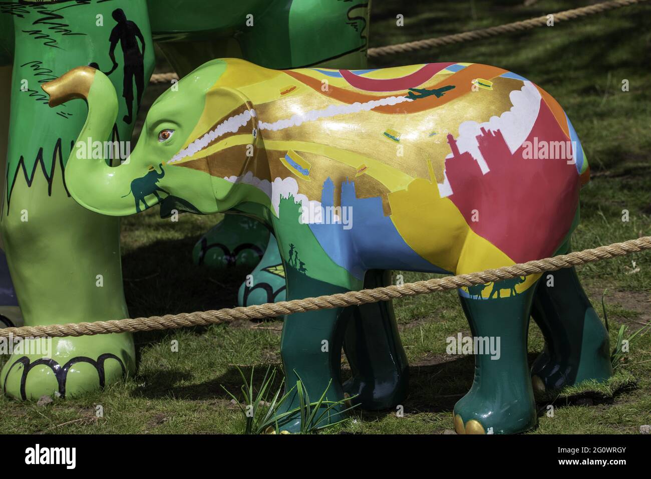 LUTON, REGNO UNITO - 02 giugno 2021: L'unità dell'elefante e la arachidi allo zoo di Whipsnade. Questi fanno parte del Big Trunk Trail. Foto Stock