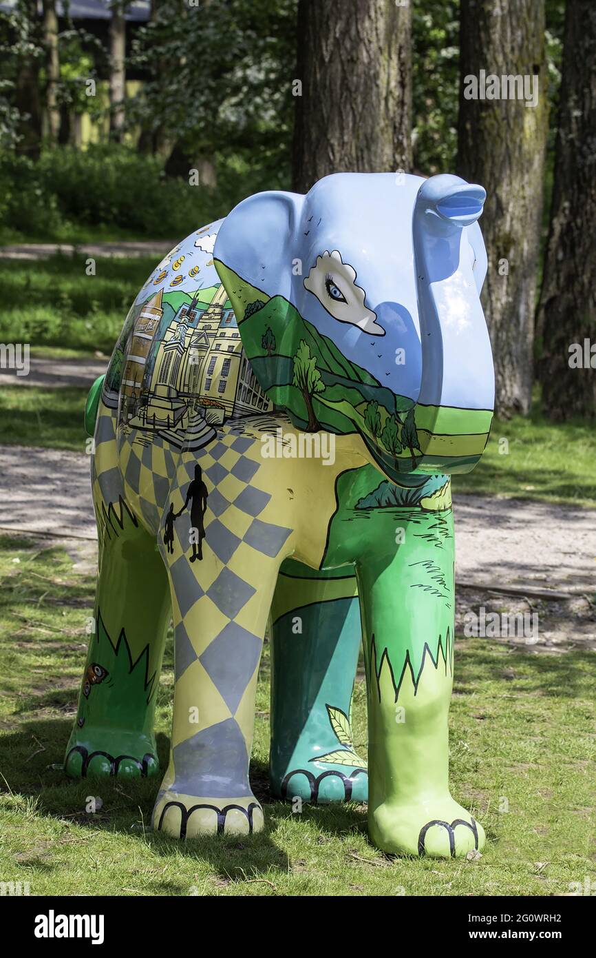LUTON, REGNO UNITO - 02 giugno 2021: L'unità dell'elefante e la arachidi allo zoo di Whipsnade. Questi fanno parte del Big Trunk Trail. Foto Stock