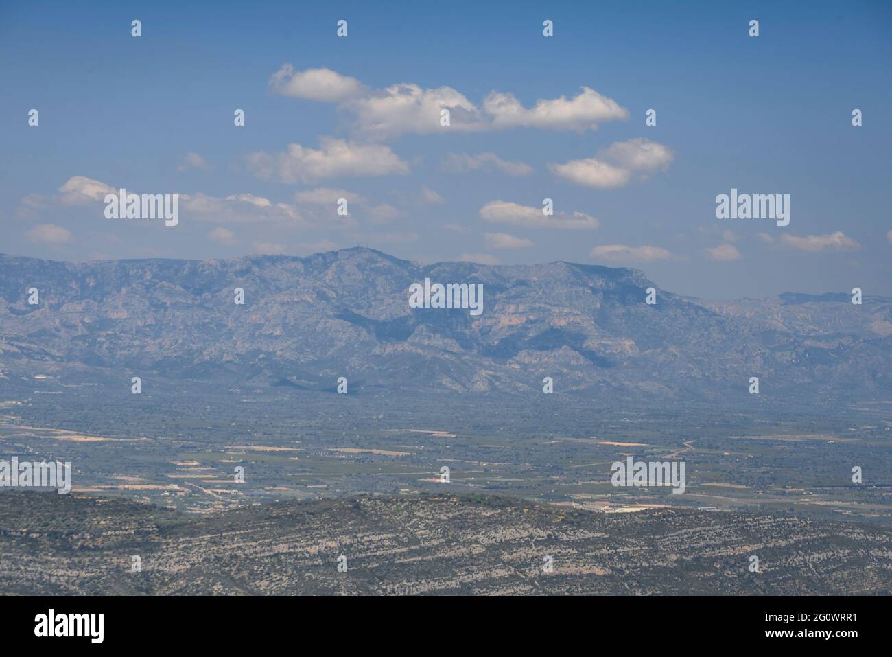 Vista dalla cima della Torretta de Montsià verso la regione di Montsià. Sullo sfondo, le montagne dei porti (Tarragona, Catalogna, Spagna) Foto Stock