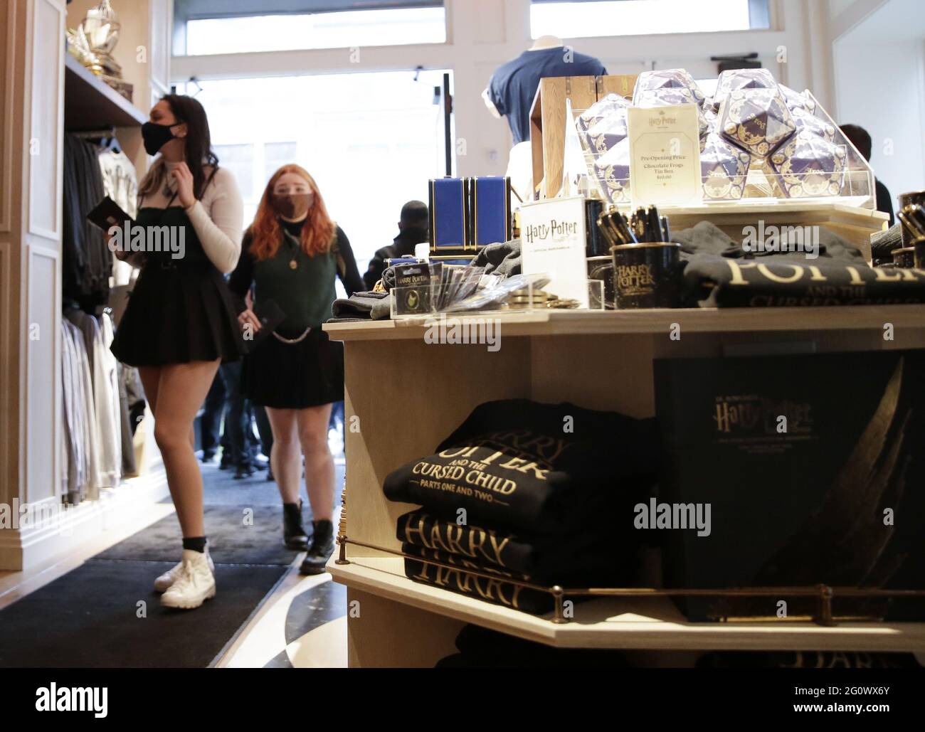 New York, Stati Uniti. 03 giugno 2021. Gli acquirenti e i fan iniziano ad entrare in Harry Potter New York, il primo negozio ufficiale del mondo dedicato a "Harry Potter", appena prima delle 10:00, quando si apre oggi, con la più grande collezione di merchandising "Harry Potter" e "Fantastic Beasts" sotto un unico tetto giovedì 3 giugno 2021 a New York City. Foto di John Angelillo/UPI Credit: UPI/Alamy Live News Foto Stock