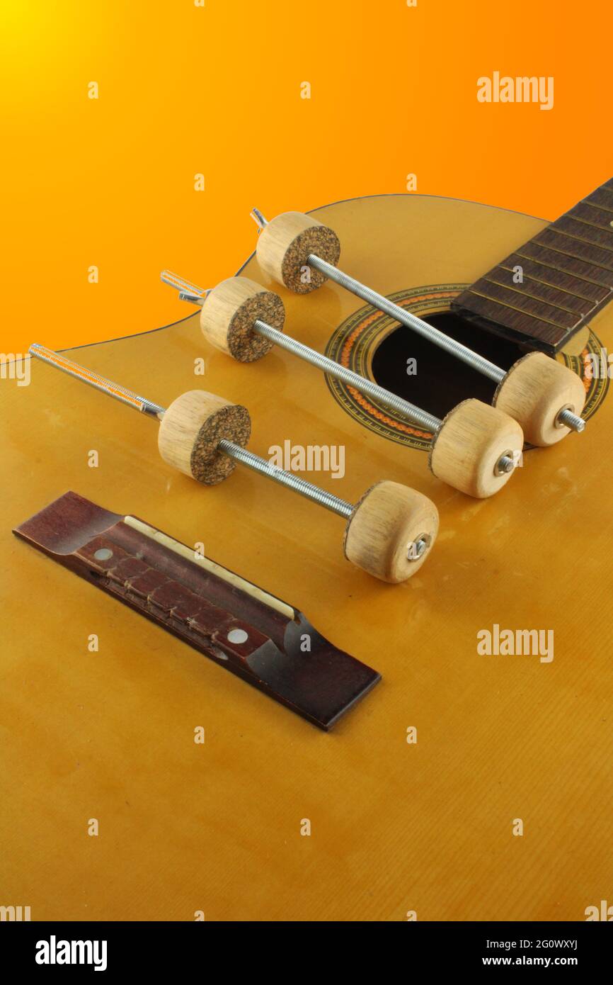 Chitarra rotta, strumenti musicali riparare il concetto con spazio di copia  Foto stock - Alamy