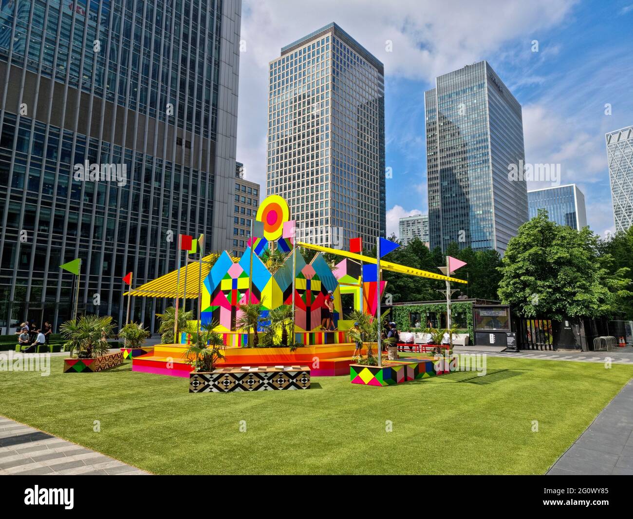 Londra, Regno Unito. 3 Giugno 2021. Vista generale del ''˜Sun Pavilion' di Morag Myerscough in Montgomery Square, Canary Wharf a Londra è stato progettato con il suo uso esclusivo di forme, colori e motivi. Il padiglione è stato progettato specificamente per la sua posizione, situato tra ma in contrasto con i vetri circostanti alti edifici sinonimi di Canary Wharf. Credit: Dave Rushen/SOPA Images/ZUMA Wire/Alamy Live News Foto Stock