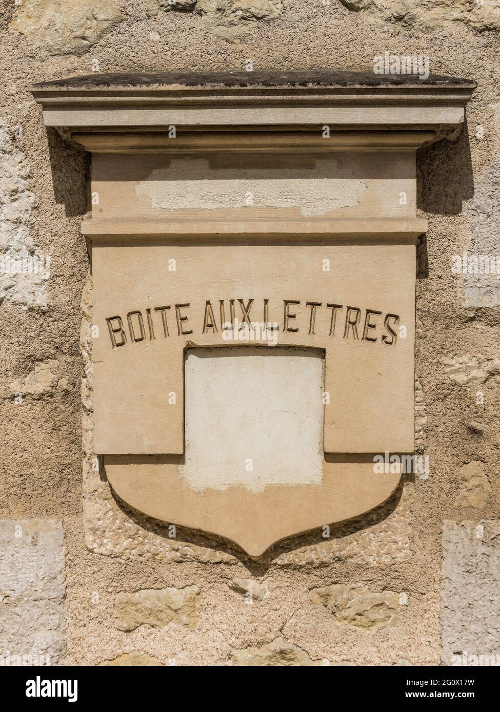 Casella postale originale del 20 ° secolo ora bloccato nel muro dell'ufficio postale - Lucay-le-Male, Indre (36), Francia. Foto Stock
