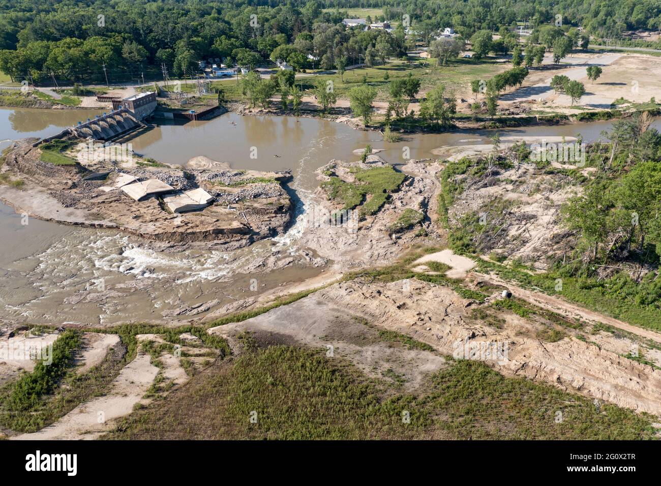 Sanford, Michigan - le conseguenze delle inondazioni del 2020 sul fiume Tittabawassee, che hanno violato dighe mal mantenute e drenato Sanford e Wixom Lak Foto Stock