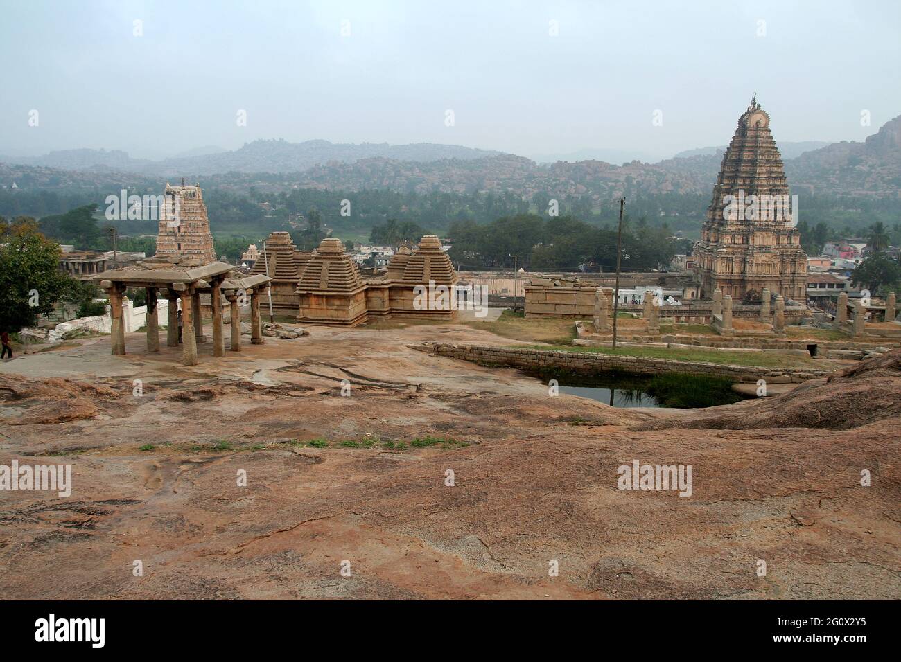 Vista di templi e torri da Hemakoota collina, Hampi, Karnataka, India, Asia Foto Stock