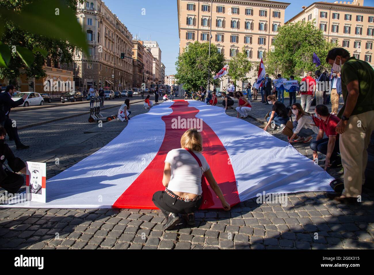 Roma, Italia. 03 giugno 2021. Un banner con i colori della bandiera bielorussa utilizzato dall'opposizione al regime di Lukashenko (Foto di Matteo Nardone/Pacific Press) Credit: Pacific Press Media Production Corp./Alamy Live News Foto Stock