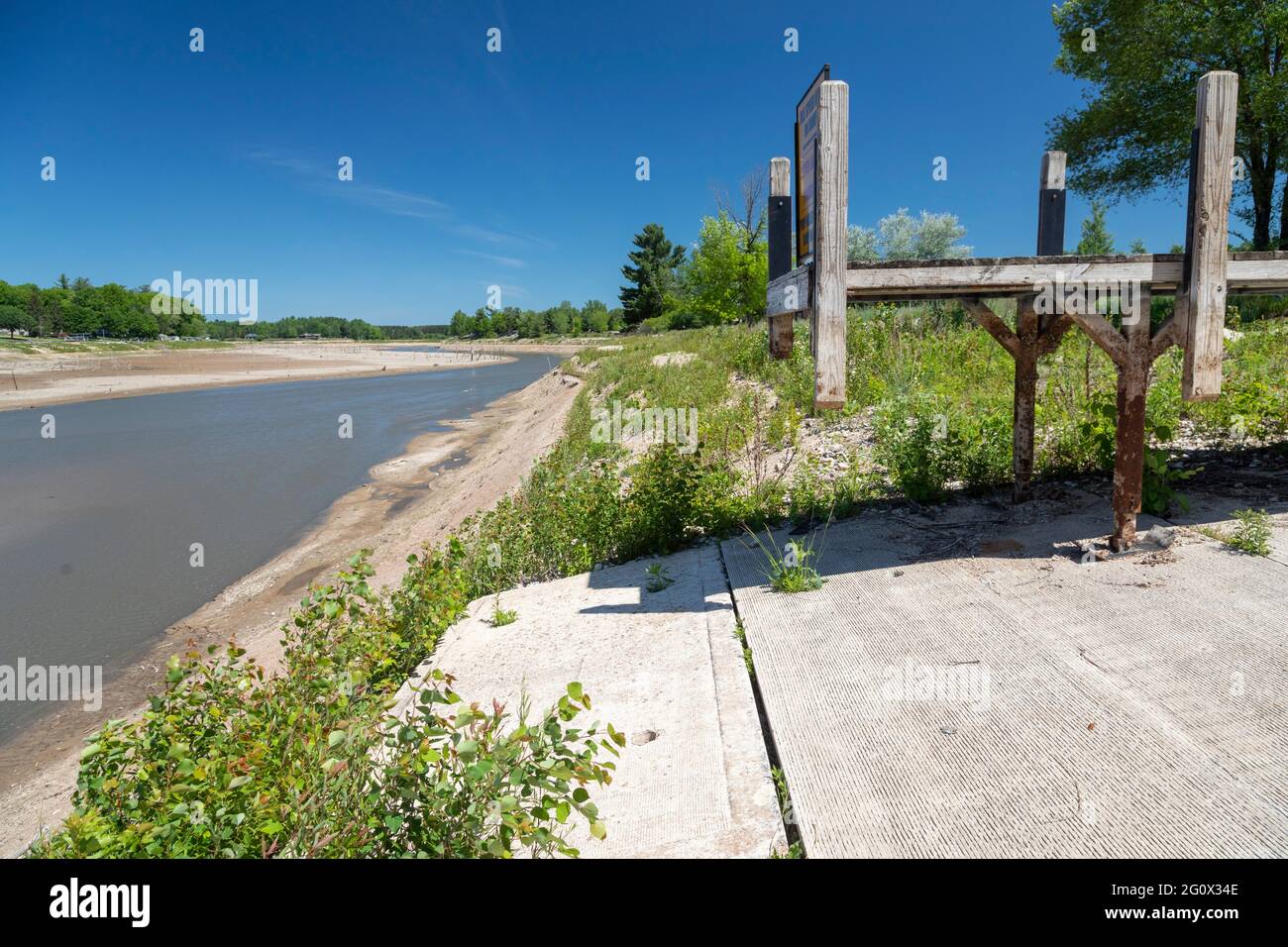 Edenville, Michigan - le conseguenze delle inondazioni del 2020 sui fiumi Tittabawassee e Tobacco, che hanno violato dighe poco mantenute e drenato Sanfor Foto Stock
