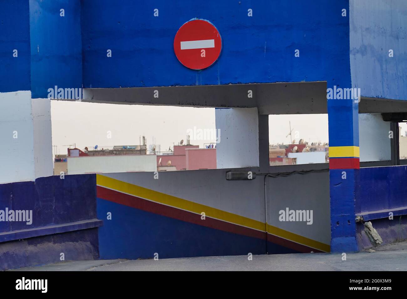 Primo piano di un edificio blu con il cartello ' Do Not Enter Foto Stock