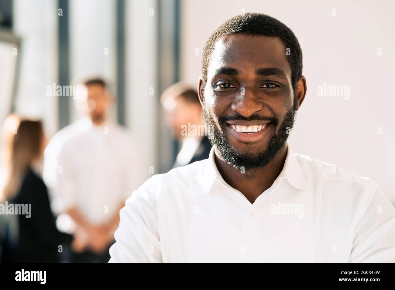 Uomo nero sorridente in ufficio Foto Stock