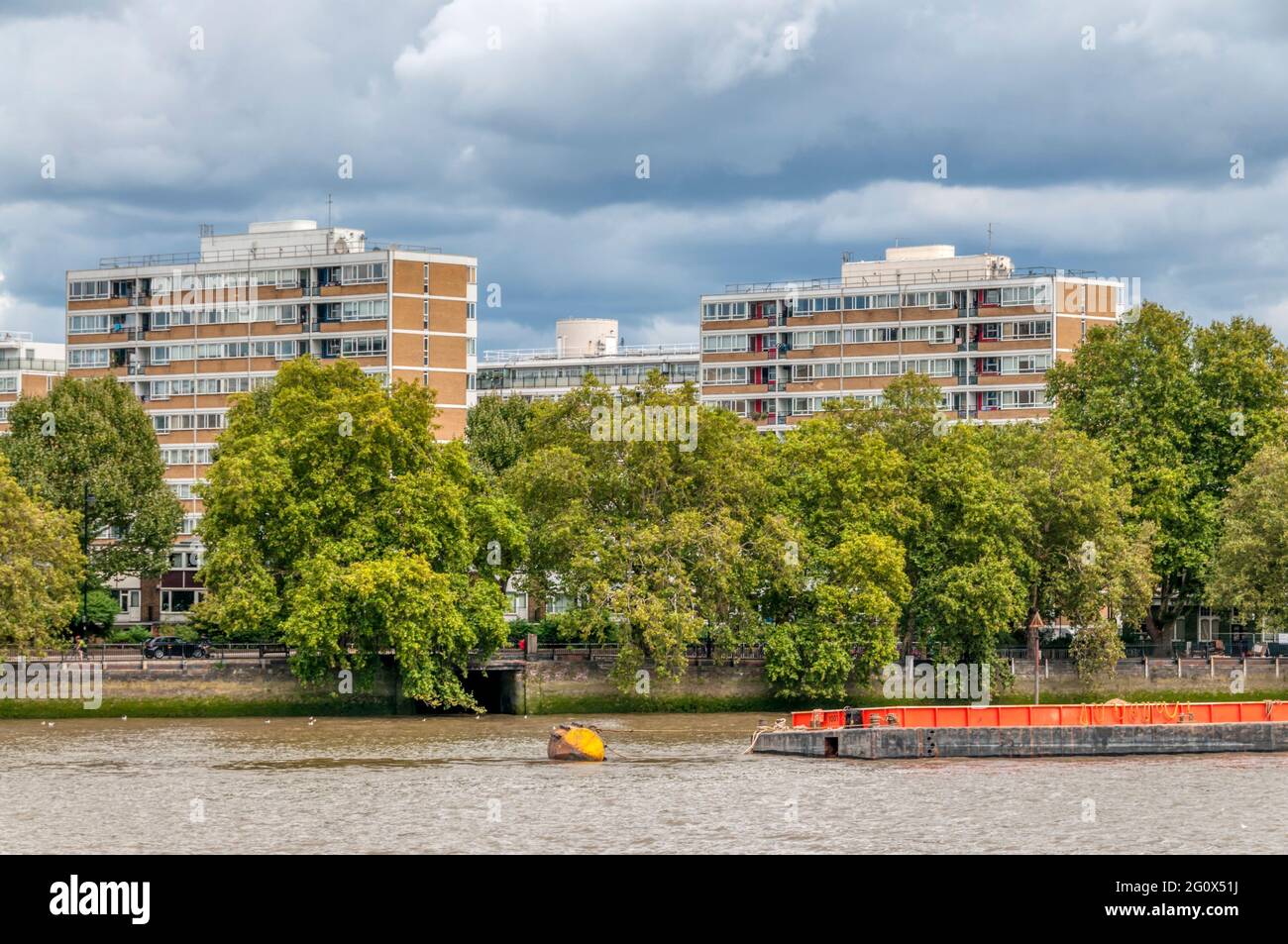 Churchill Gardens tenuta a Pimlico visto dalla centrale elettrica di Battersea sulla riva sud del Tamigi. Foto Stock
