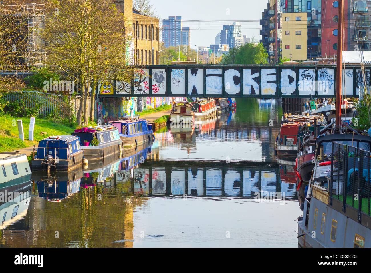 Wicked ponte in Hackney che riflette nel fiume Lee Foto Stock