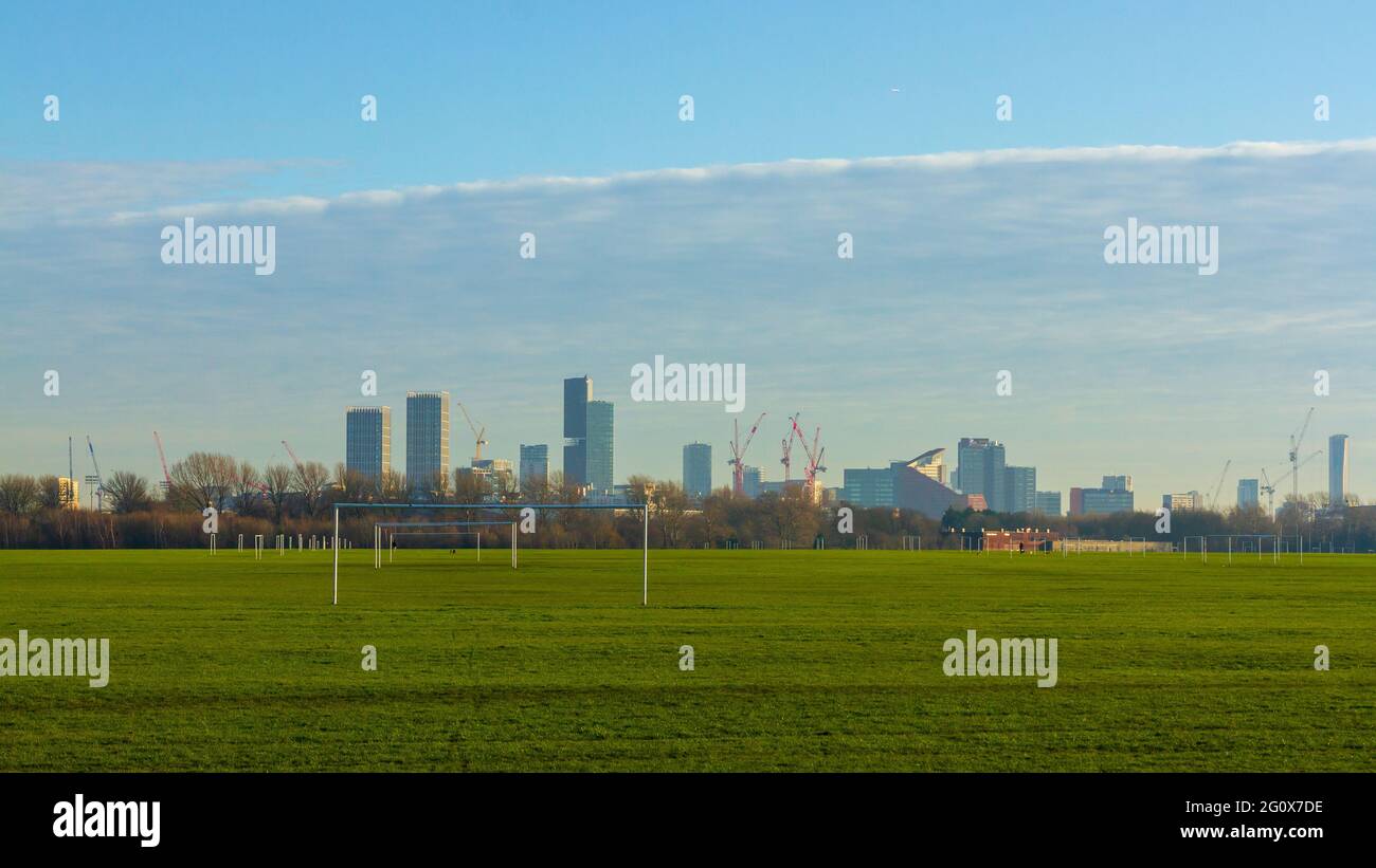 Vista dalle paludi di Hackney al Canary Wharf con un sacco di lavori di contrapposizione in corso Foto Stock