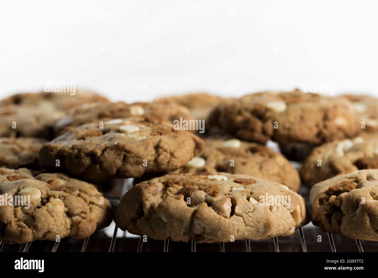 Biscotti primo piano Dolly zoom in biscotti appena sfornati con gocce di cioccolato. Dessert di pasticceria. Foto Stock