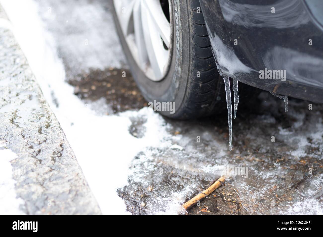 Lunghi icicles appesi a un'auto Foto Stock