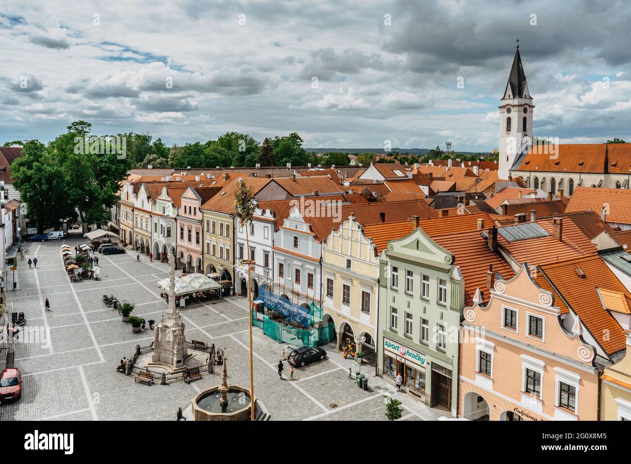Trebon, repubblica Ceca - Maggio 28,2021. Vista aerea della popolare città termale nel sud Boemia.Houses con facciate colorate, tetti rossi, piazza principale, chiesa Foto Stock
