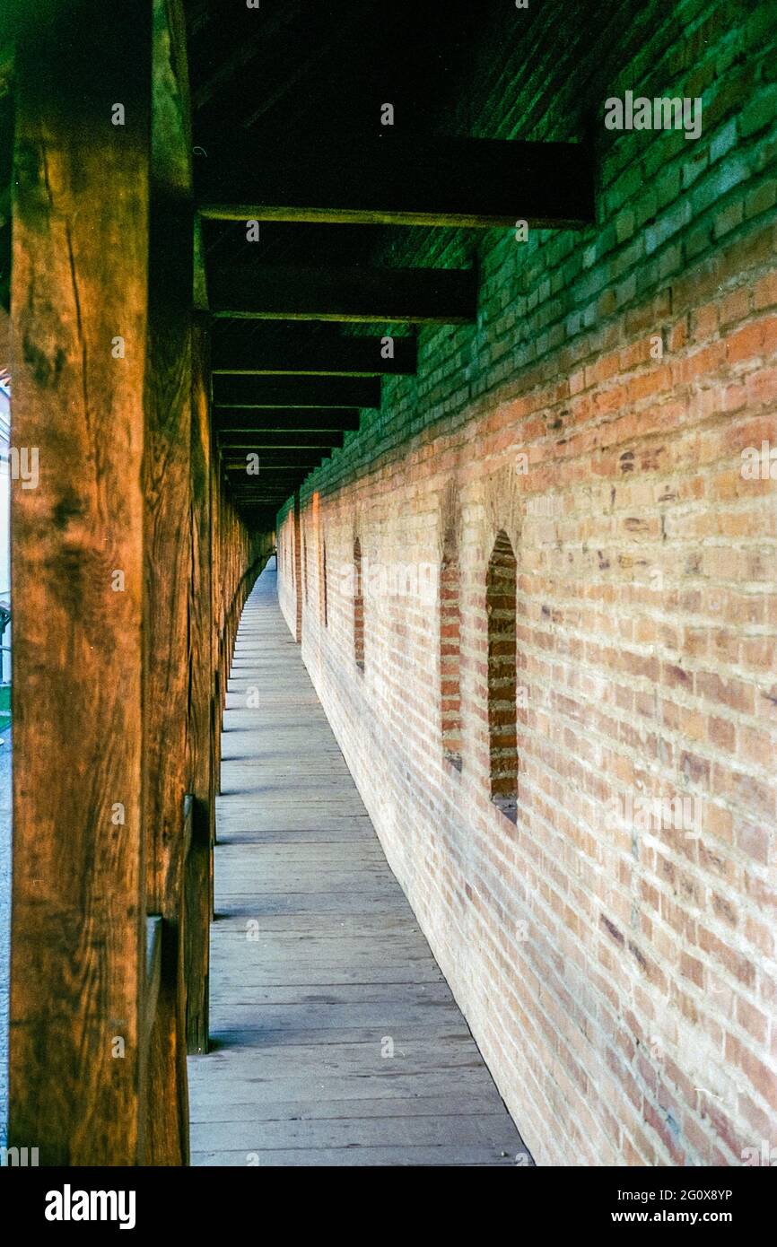 Parete interna struttura della cittadella medievale di Marosvasarhely girato su Fujicolor 200 film Foto Stock