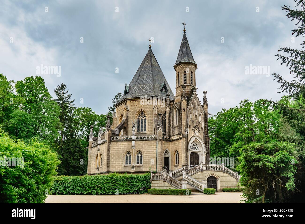 Vista di primavera della tomba di Schwarzenberg vicino a Trebbon, Repubblica Ceca.Neo-gotico edificio con torre e maestosa doppia scala è circondato da parco Foto Stock
