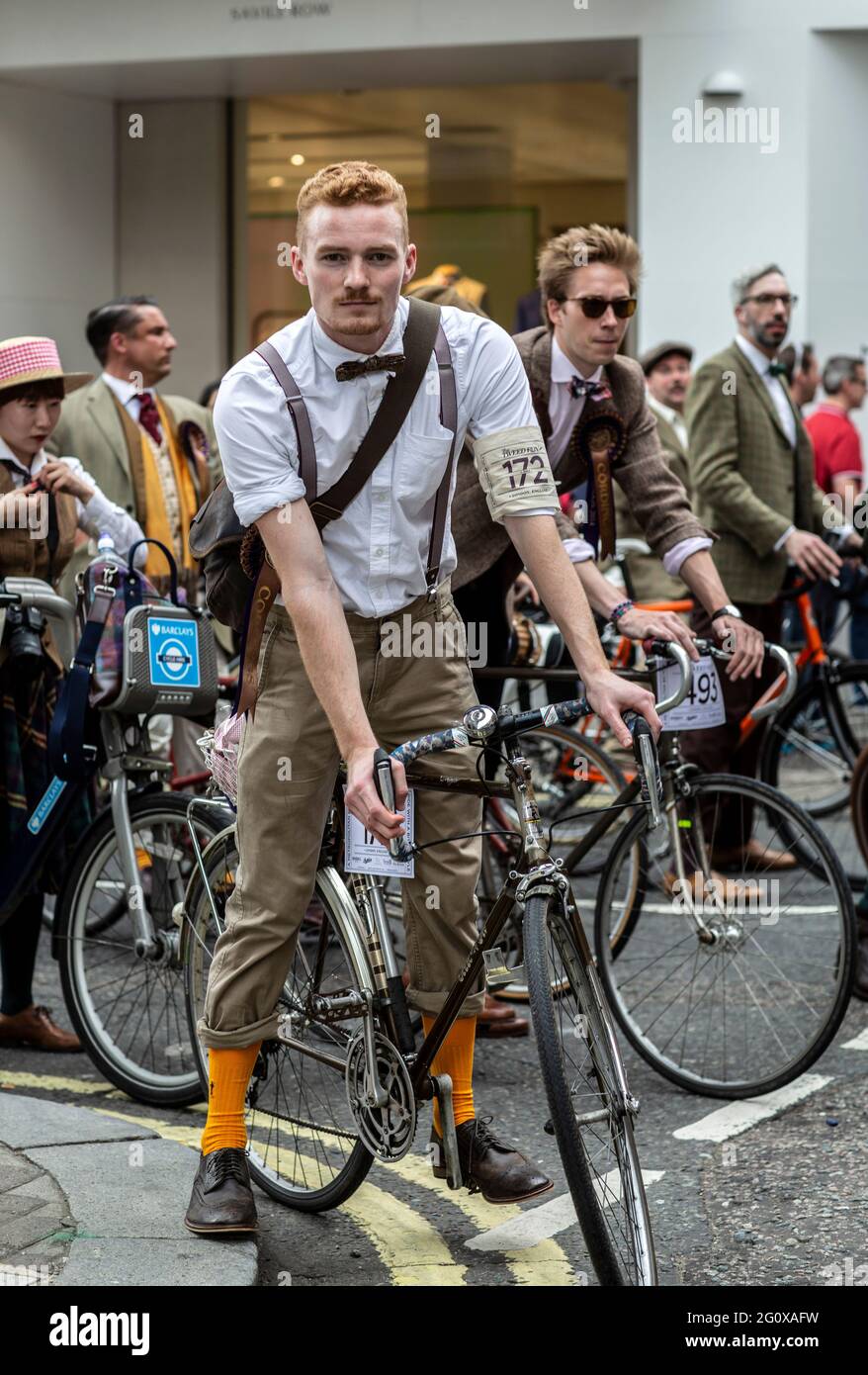 Tweed Run partecipante con moto retrò e cravatta di prua , Londra, 2019 , Regno Unito Foto Stock